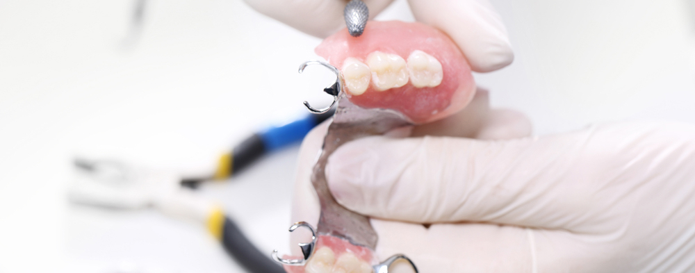 Fixing dentures
